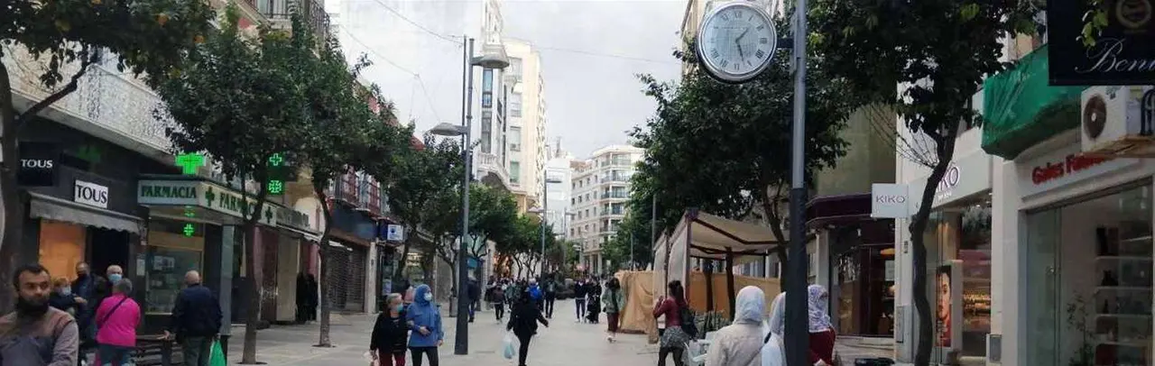 Viandantes caminan por el Paseo del Revell&iacute;n (C.A.) GENTE