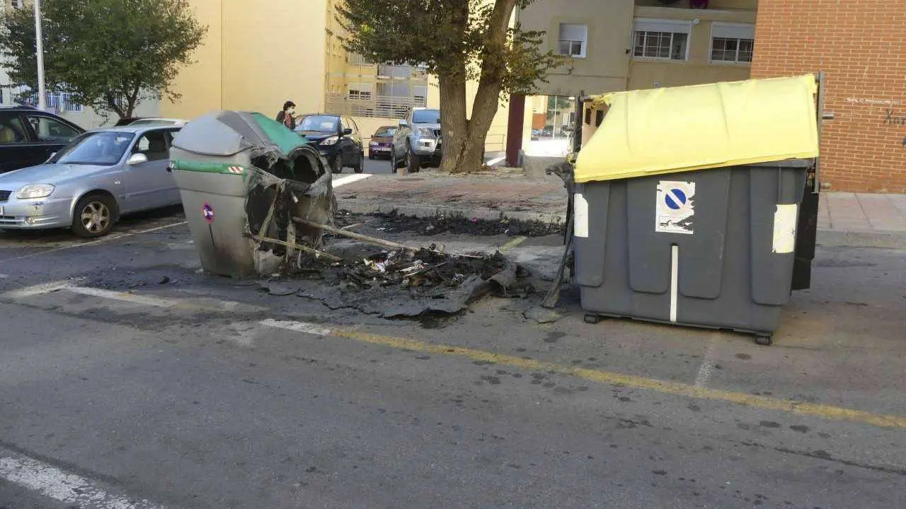 Contenedores da&ntilde;ados por las llamas (POLIC&Iacute;A NACIONAL)
