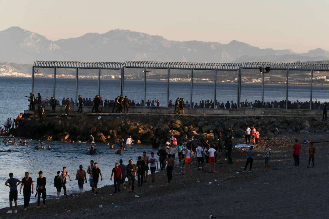 EuropaPress_3717464_personas_migrantes_caminan_playa_tarajal_17_mayo_2021_ceuta_espana_mas_3000