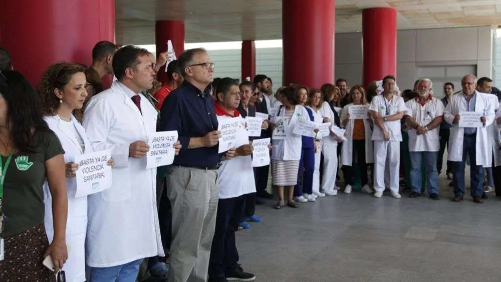 concentracion-frente-a-las-agresiones-en-ceuta_15_1000x564