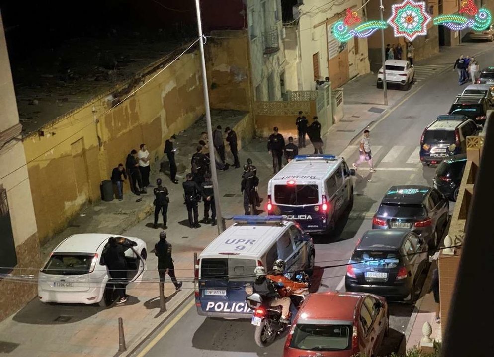 Policía Nacional actuando ante altercados en Los Rosales, Ceuta