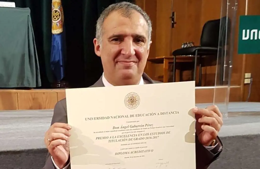 &Aacute;ngel Gabarr&oacute;n, nuevo presidente del Foro de la Educaci&oacute;n de Ceuta