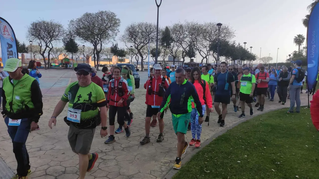 La XV Vuelta andando a Ceuta -memorial Auxiliadora Jim&eacute;nez, organizada por el Club de Monta&ntilde;a Anyera