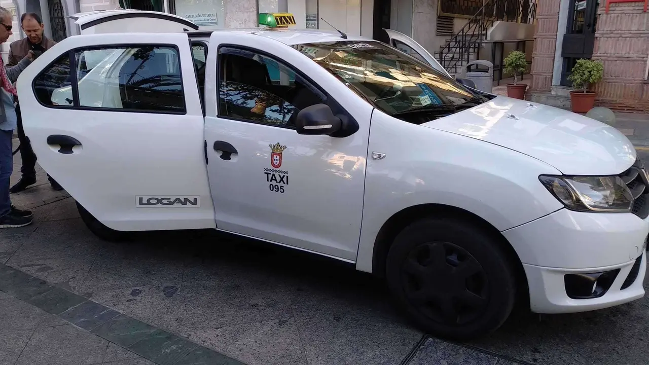 Parada de taxis de la plaza de Los Reyes clientes