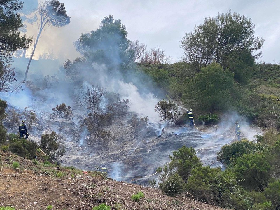 Bomberos apaga el fuego tras descontrolarse una quema de rastrojos que realizaba Tragsa en el Hacho