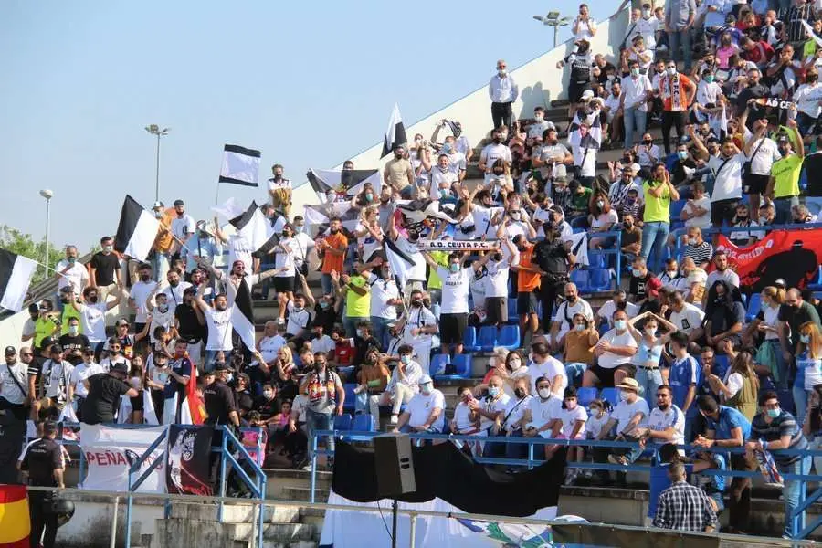 Los aficionados de la AD Ceuta celebrando la clasificaci&oacute;n para los play off de ascenso