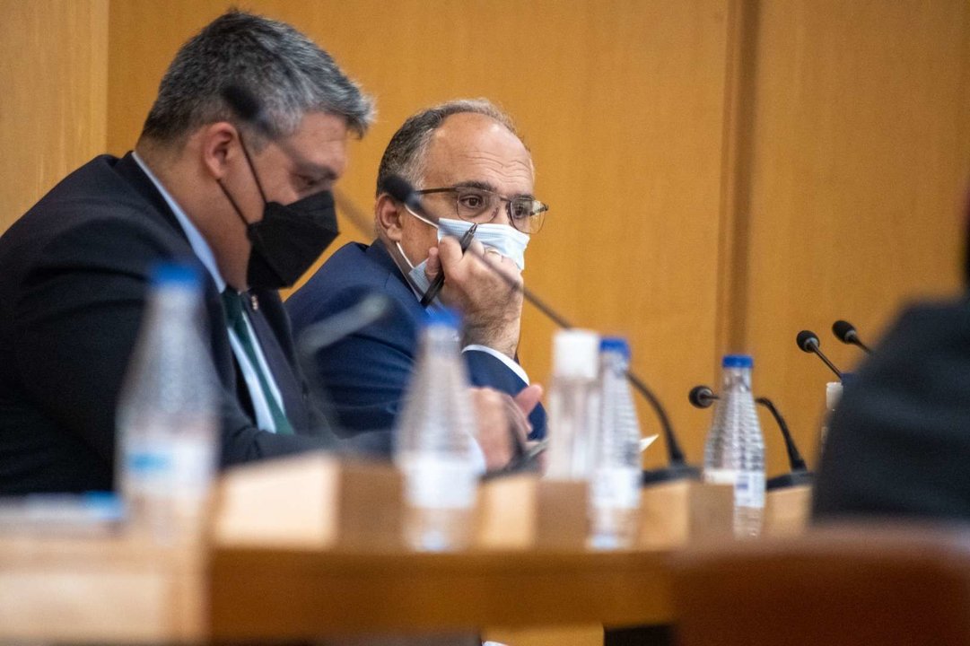Alberto Gaitán y Yamal Dris (PP) durante la sesión de pleno del control al Gobierno del mes de mayo