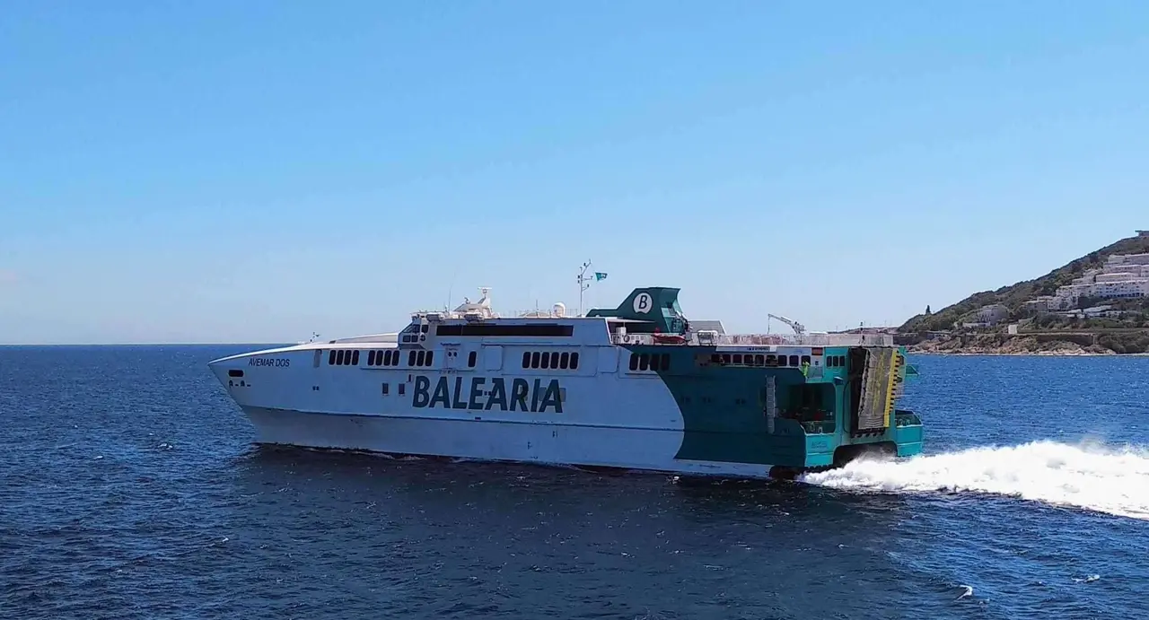 Ferry Avemar Dos saliendo por la bocana del puerto de Ceuta&nbsp;
