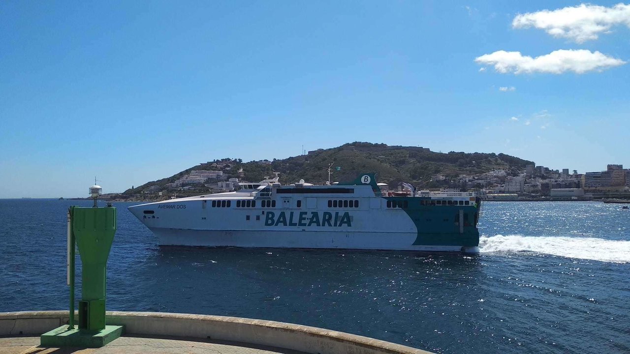 Ferry Avemar Dos saliendo por la bocana del puerto de Ceuta&nbsp;