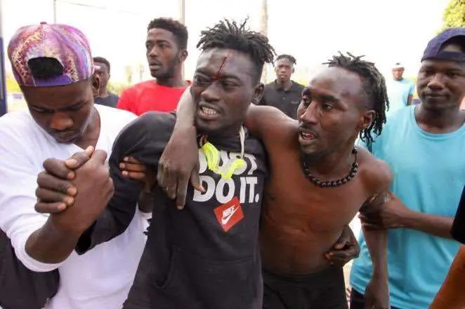 subsaharianos cruzan por el barrio Chino a Melilla