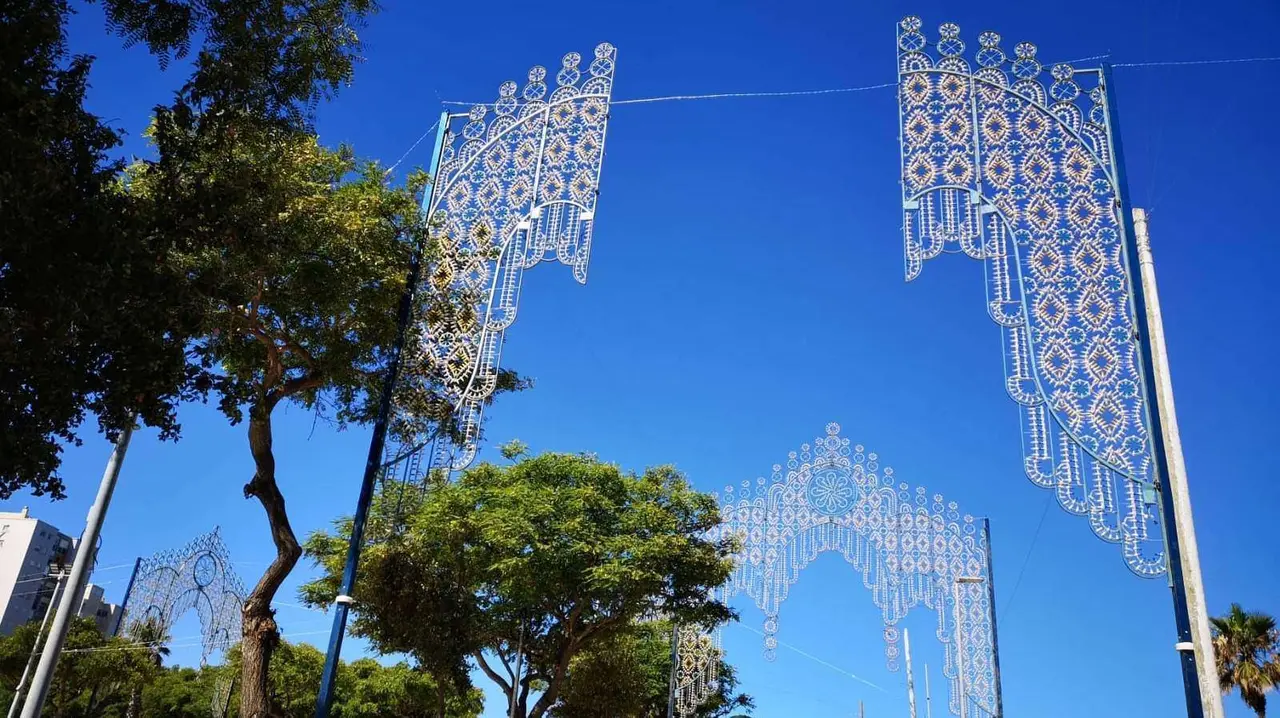 Instalaci&oacute;n de la iluminaci&oacute;n del Real de la Feria 2022