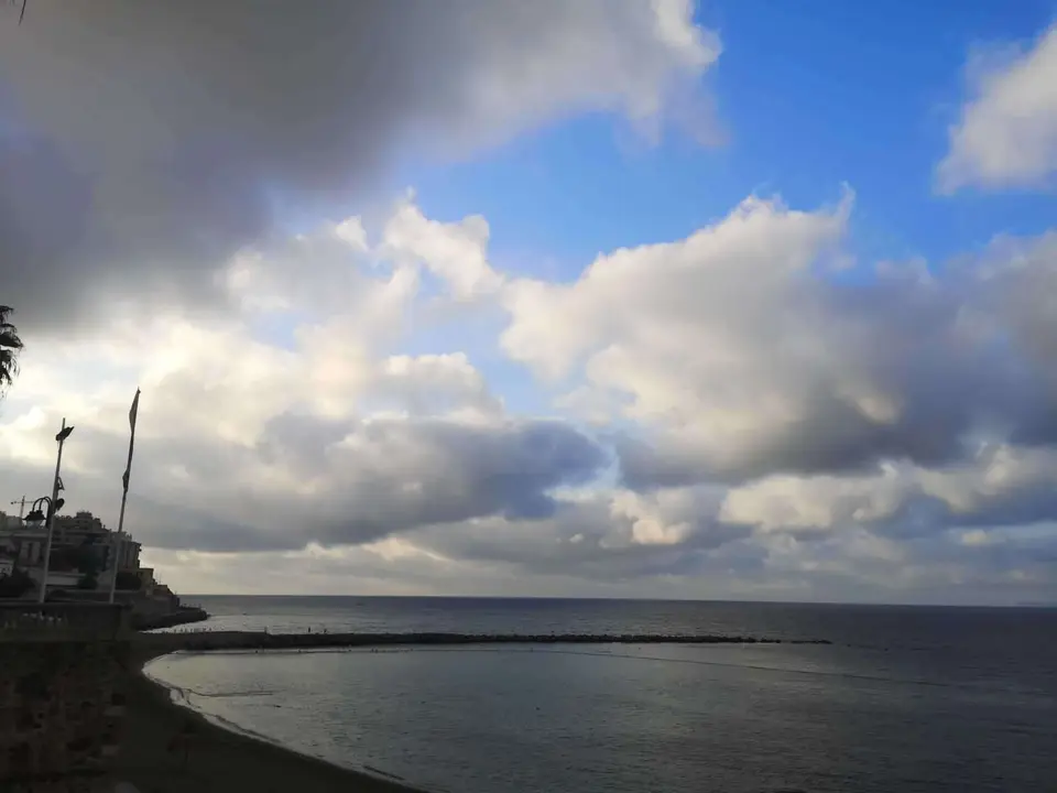 Bah&iacute;a sur, con levante y cielos parcialmente cubiertos