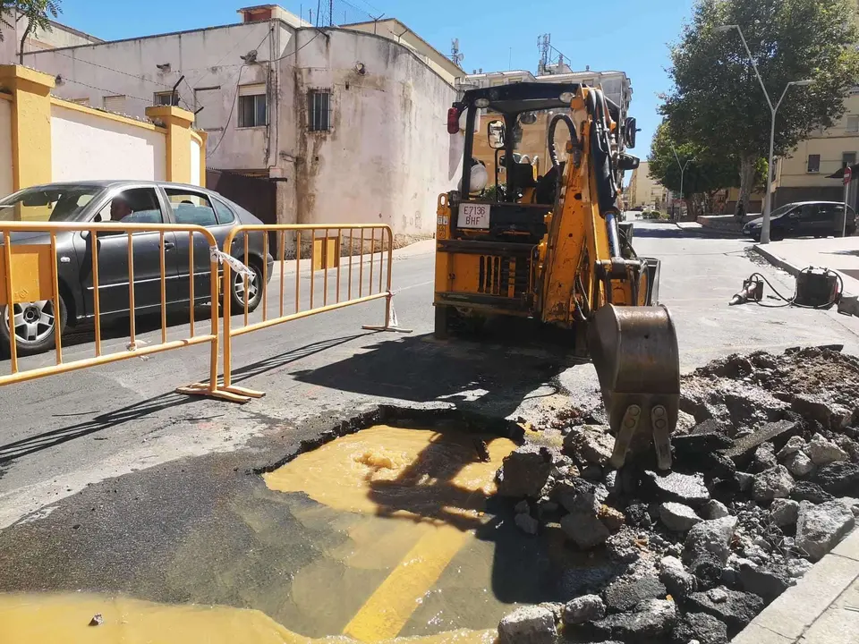 Aver&iacute;a agua potable Avenida Ej&eacute;rcito Espa&ntilde;ol Acemsa