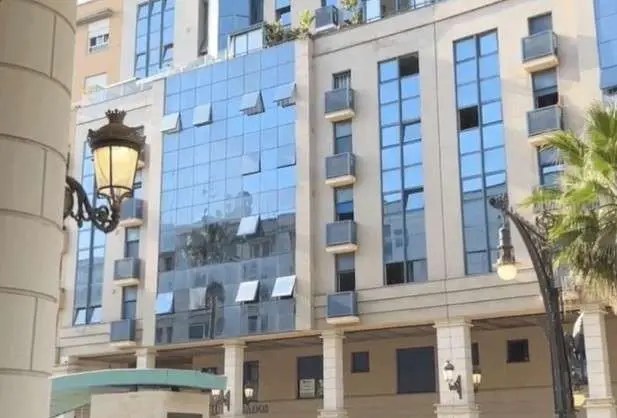 Ahorro energ&eacute;tico pero a las 10 de la ma&ntilde;ana las luces de las farolas en Ceuta siguen encendidas en La Gran V&iacute;a