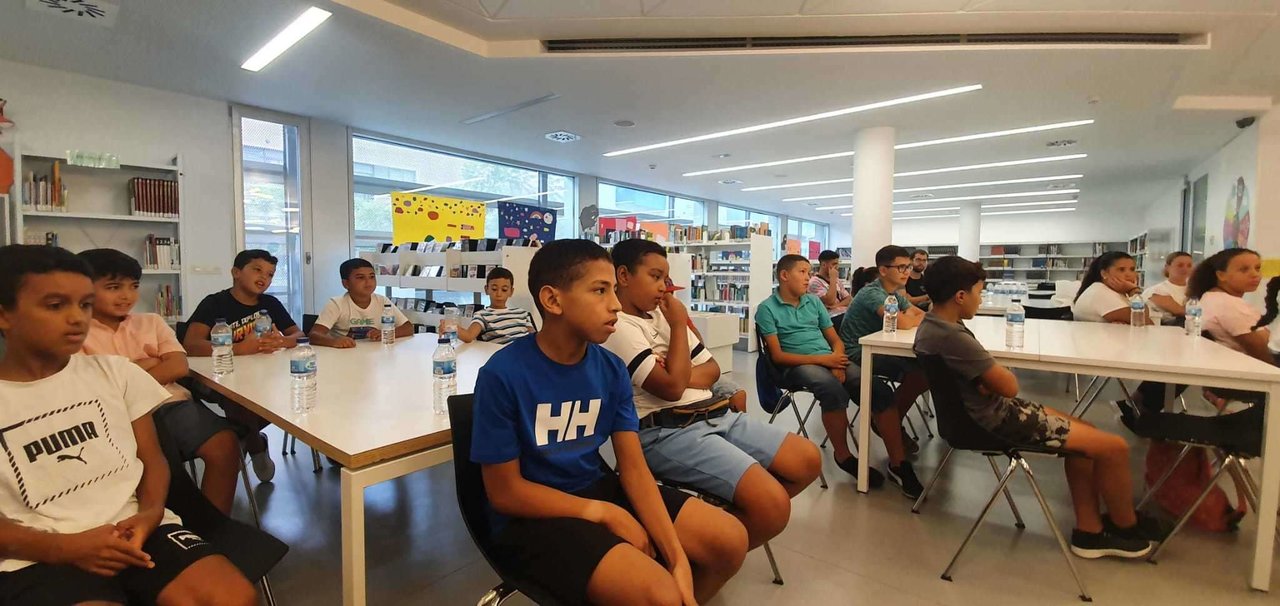 Fundación Cruz Blanca actividad fomento lectura en la Biblioteca Pública del Estado 'Adolfo Suárez'