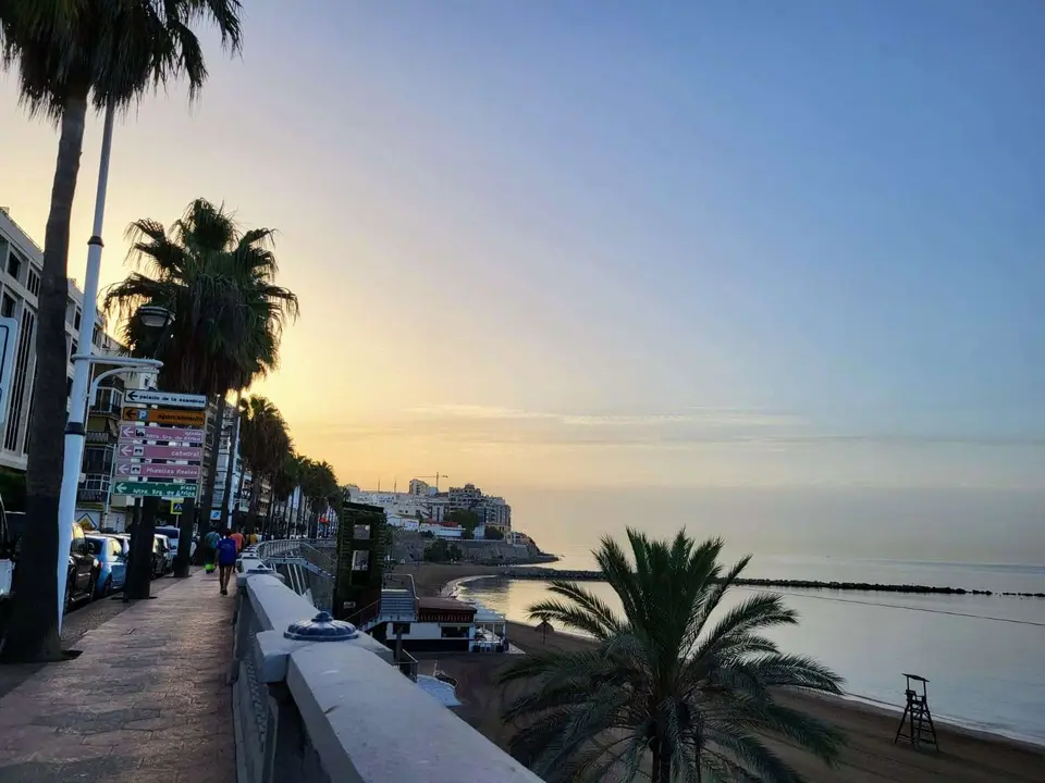 Amaneciendo en la playa de la Ribera. Cielo despejado con bruma matinal