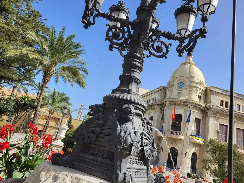 Detalle farola Plaza de &Aacute;frica y ayuntamiento. Cielo despejado