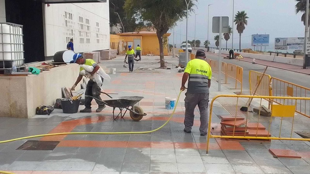 trabajos de remodelación del acerado en el entorno del Pabellón Deportivo Díaz Flor