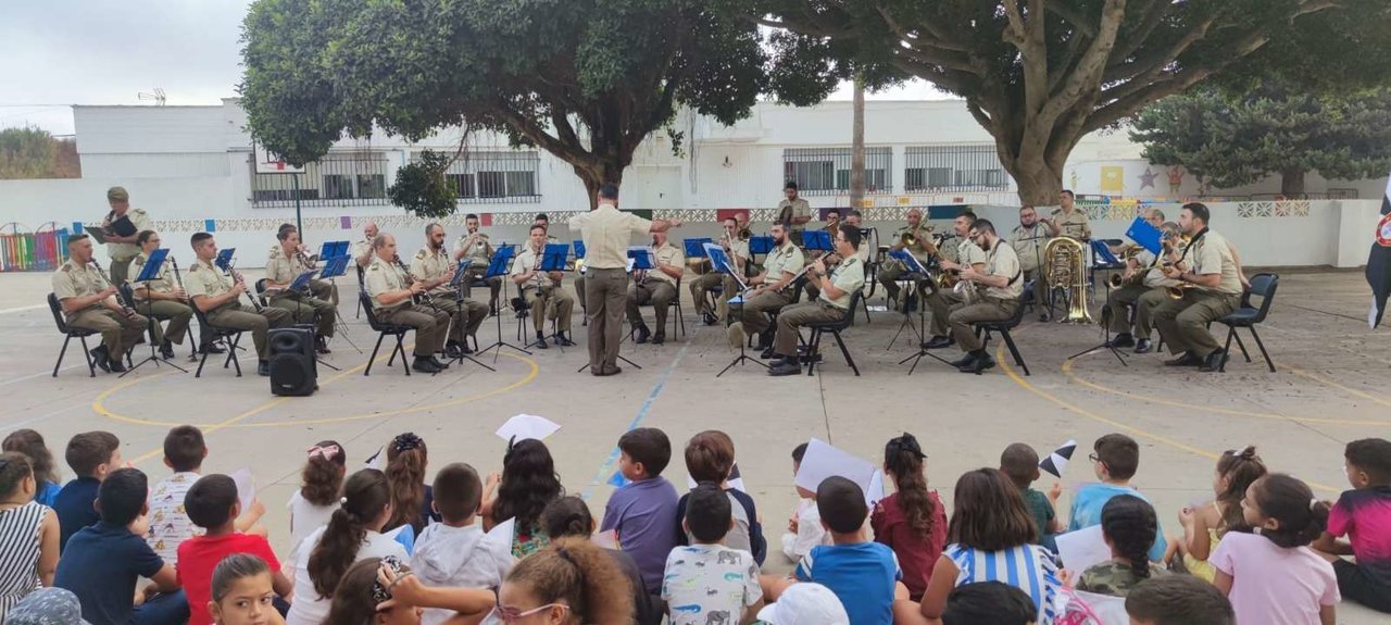 La Unidad de Música del Batallón del Cuartel General de la Comandancia en el CEIP Rey Juan Carlos