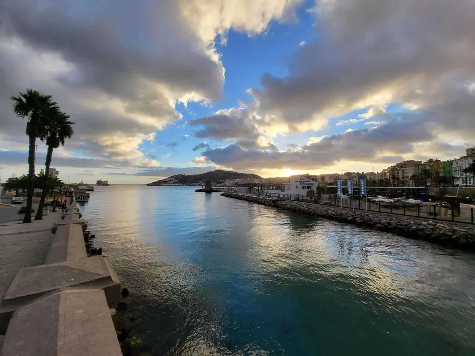 Imagen del foso, con nubes y claros