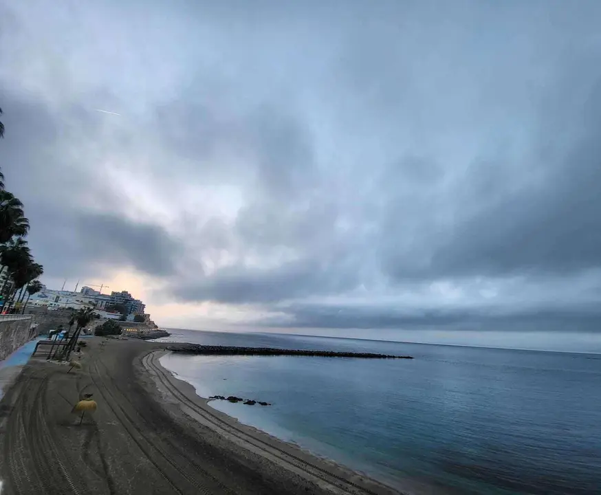 Playa de la Ribera, cielos cubiertos&nbsp;
