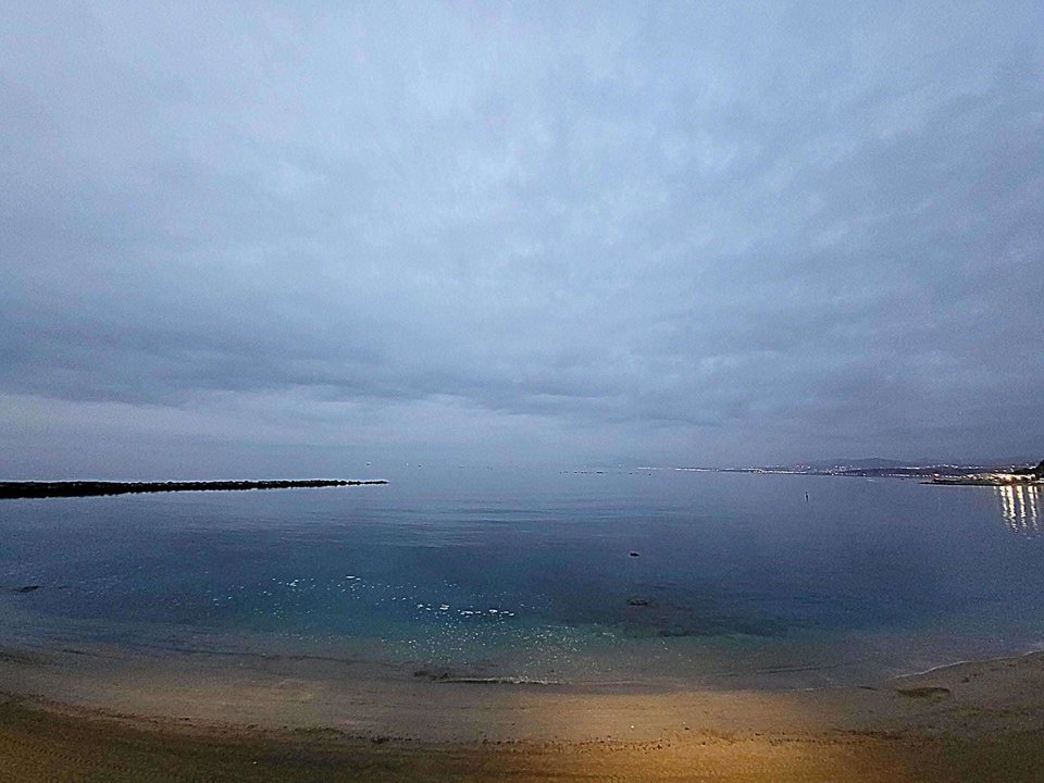 Cielos muy cubiertos en la playa de la Ribera