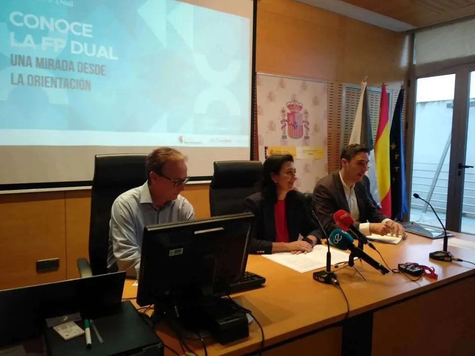 Presentaci&oacute;n FP Dual Yolanda Rodr&iacute;guez; Pepe Sim&oacute;n y Guillermo Mart&iacute;nez