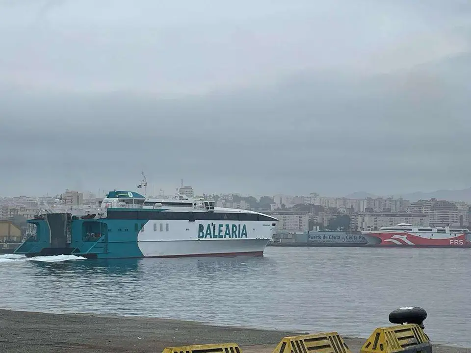 Ferri Bale&agrave;ria y FRS, puerto, niebla