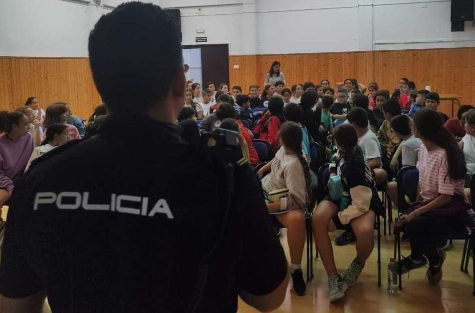La Policía Nacional imparte una charla sobre seguridad a alumnos del colegio Lope de Vega.