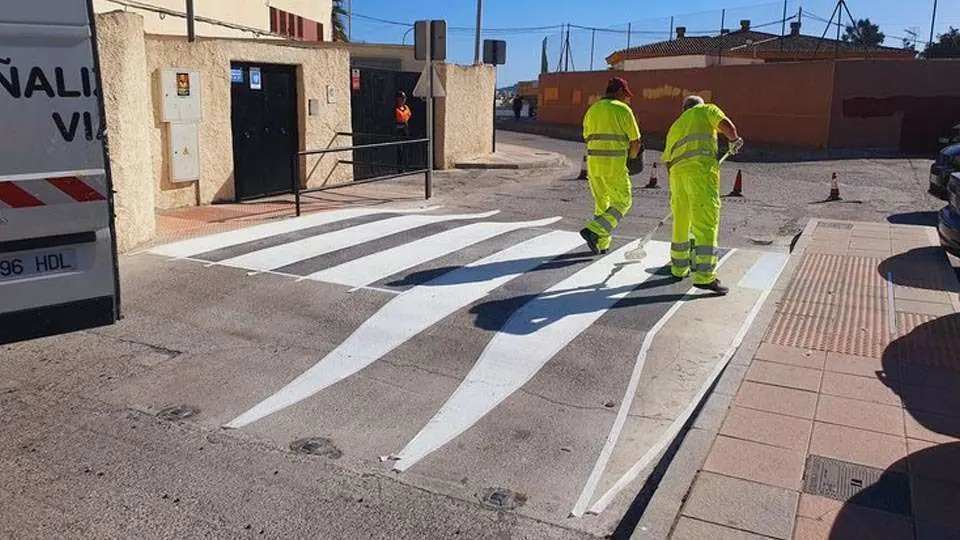 CEIP Reina Sofia, repintando se&ntilde;alizaci&oacute;n vial llevado a cabo el pasado mes de septiembre, en el que no se incluyeron los anunciados pictogramas (Cedida)