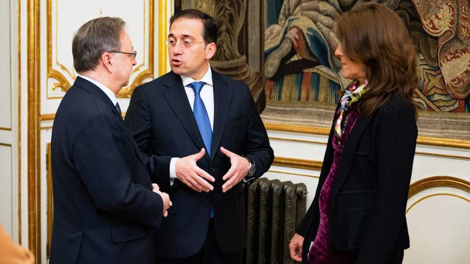 El  ministro Albares departe con el presidente ceutí, Juan Vivas, durante una reunión en Madrid (CEDIDA/ARCHIVO)