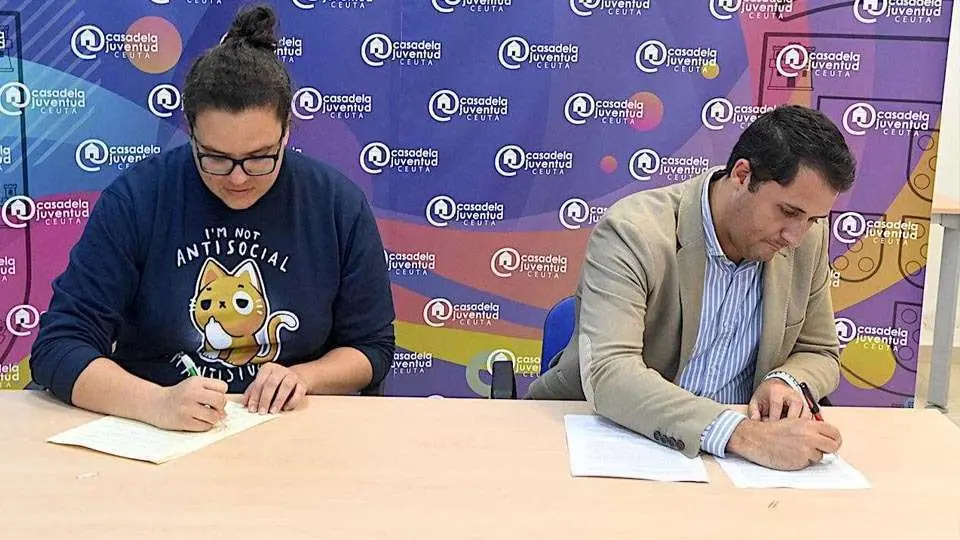 Momento de la firma del convenio entre el Consejo de la Juventud y la Ciudad (CEDIDA)