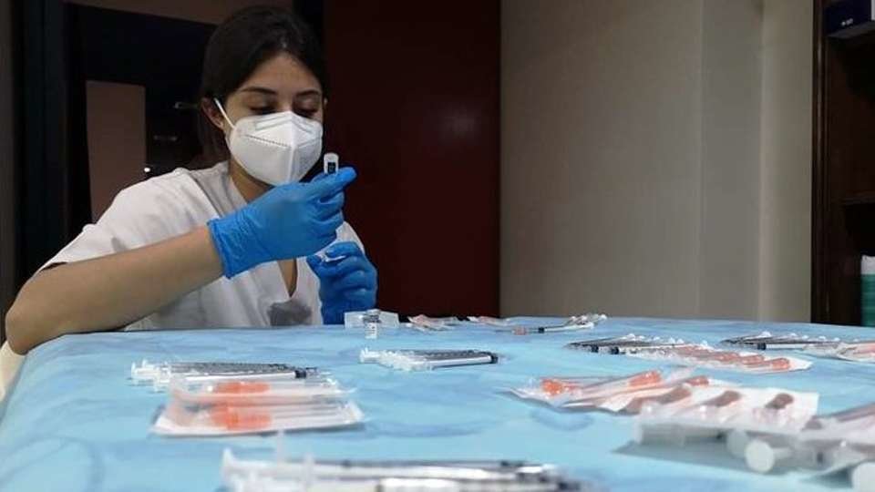 Preparando las dosis de la vacuna contra el covid (ARCHIVO)