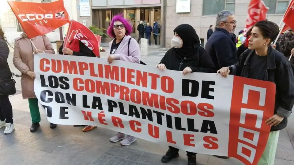 Trabajadoras de H&eacute;rcules, este lunes ante las puertas del Ayuntamiento (C.A.)