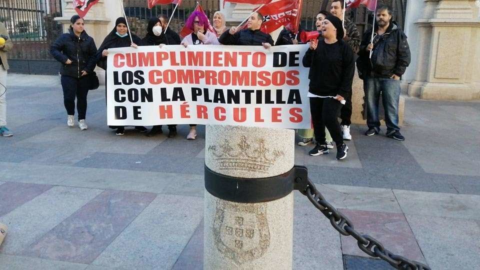 Trabajadores de Hércules concentrados este lunes ante las puertas del Ayuntamiento (C.A.)
