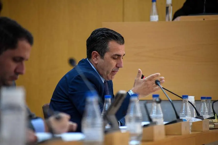  Carlos Rontome durante su intervenci&oacute;n en el pleno de este martes / Javier Sakona 
