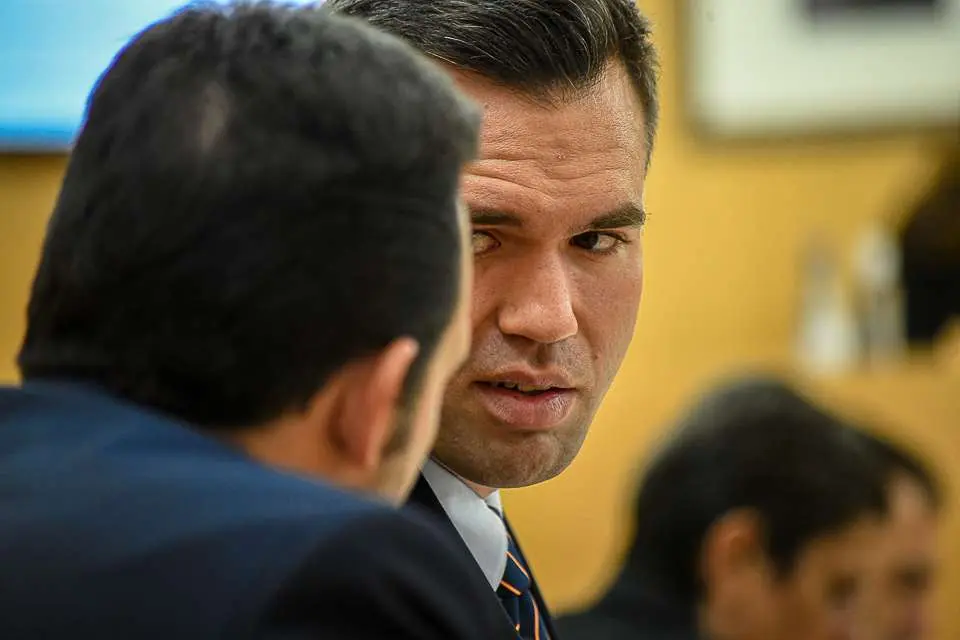  Verdejo hablando con Redondo durante la sesi&oacute;n Plenaria de este martes. 