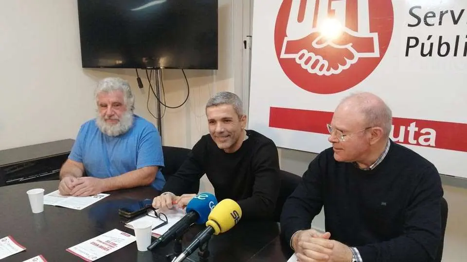 El sindicalista Antonio Gonz&aacute;lez, en el centro, durante la rueda de prensa ofrecida este mi&eacute;rcoles (C.A.)