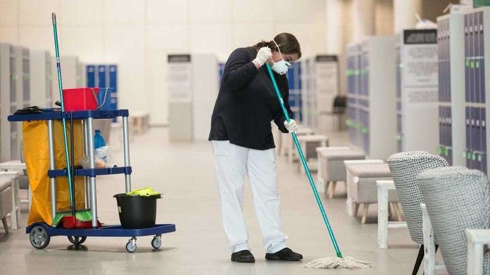 Una operaria limpiadora trabajadora