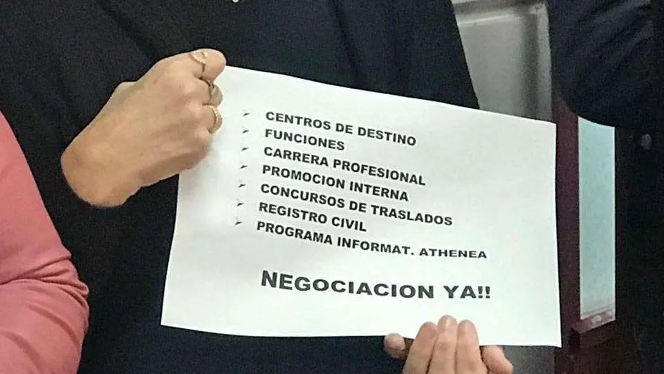 Una funcionaria de Justicia sostiene una octavilla reivindicativa este vienres ante el Palacio de Justicia (C.A.)