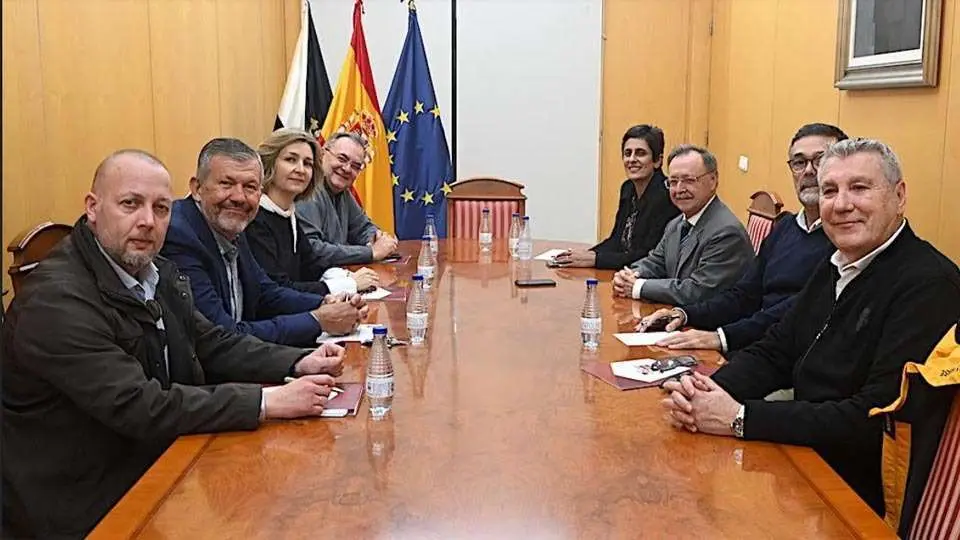 Un momento de la reuni&oacute;n del presidente de la Ciudad, Juan Vivas, con una delegaci&oacute;n de la CECE (CEDIDA)
