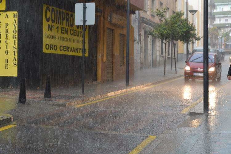 Día de lluvia en Ceuta. Instantánea tomada en la calle Cervantes (C.A./ARCHIVO)