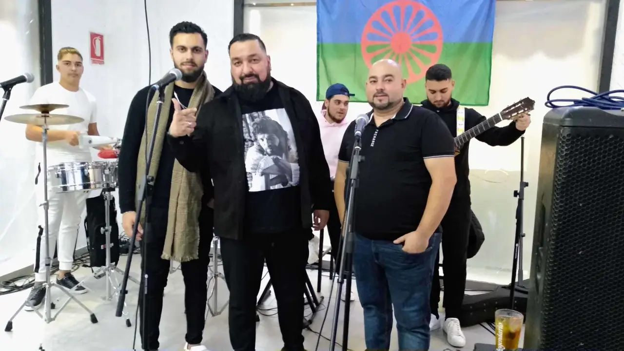 La comunidad gitana estrena local. Ra&uacute;l N&uacute;&ntilde;ez y su grupo flamenco con el presidente de la asociaci&oacute;n Jos&eacute; Mac&iacute;as