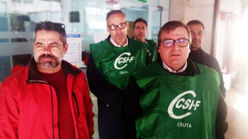 Los sindicalistas de CSIF, esta mañana ante las puertas del Palacio de Justicia (C.A.)