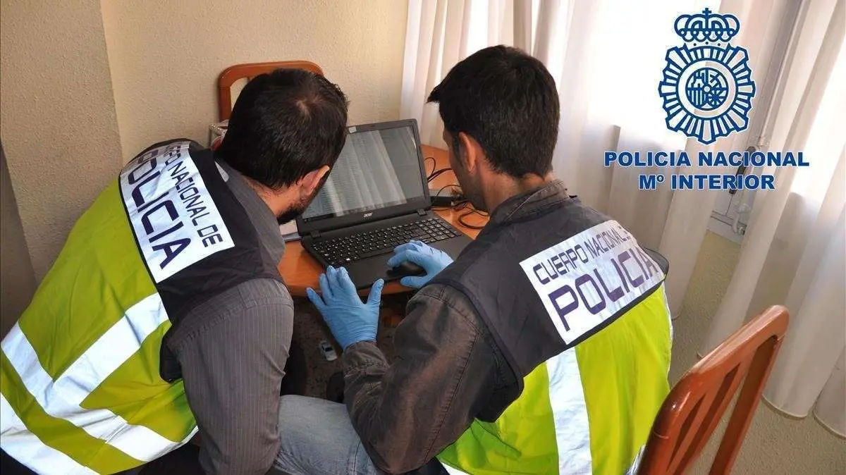dos-agentes-policia-nacional-inspeccionan-ordenador-con-material-pornografico-1527683778122