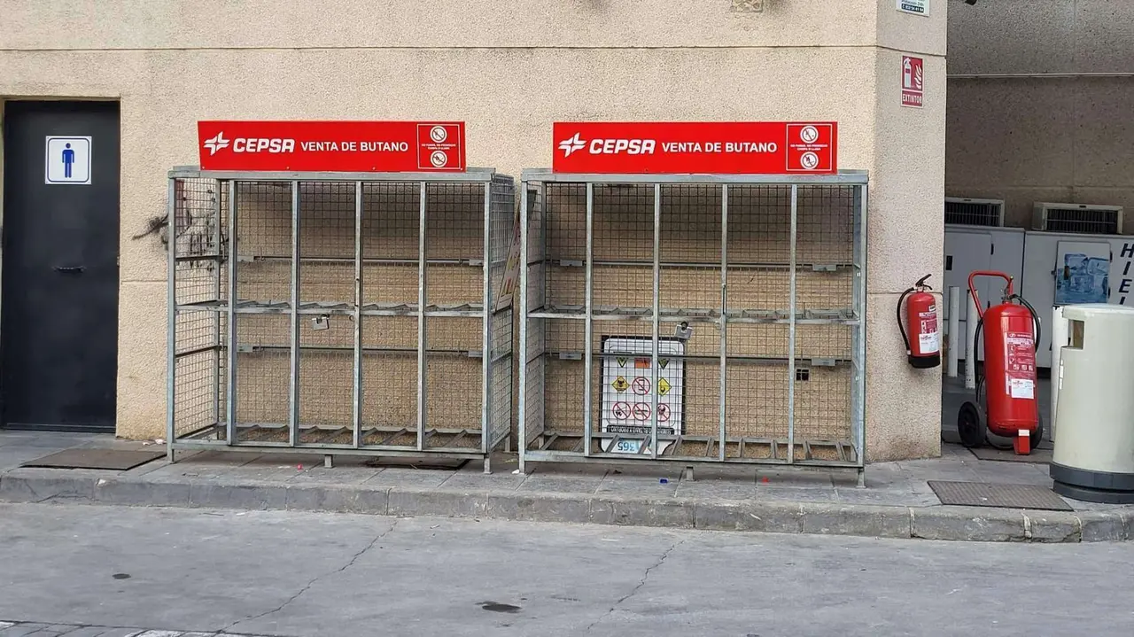 Deposito de gas butano en la gasolinera