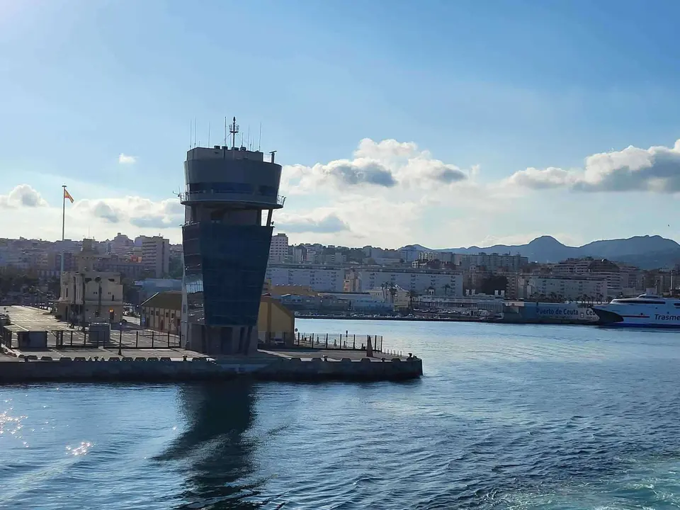 Puerto cielo despejado