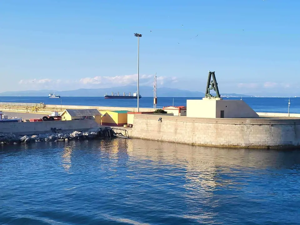 Puerto cielo despejado