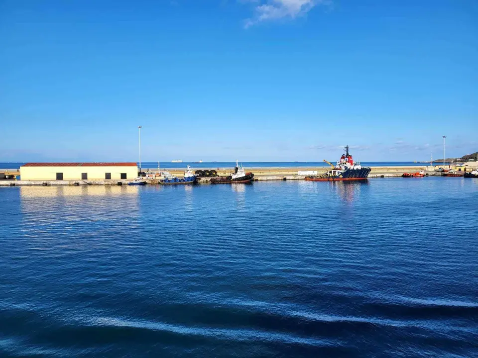 Puerto cielo despejado
