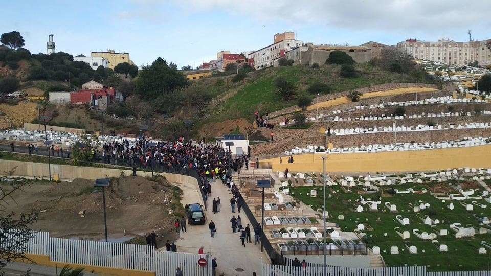 Comitiva fúnebre en el entierro del pequeño Mohamed, muerto en diciembre en extrañas circunstancias (C.A./ARCHIVO)